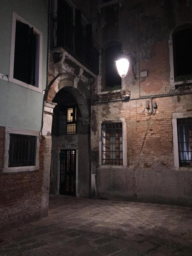 Отель The Wolf House Венеция Экстерьер фото